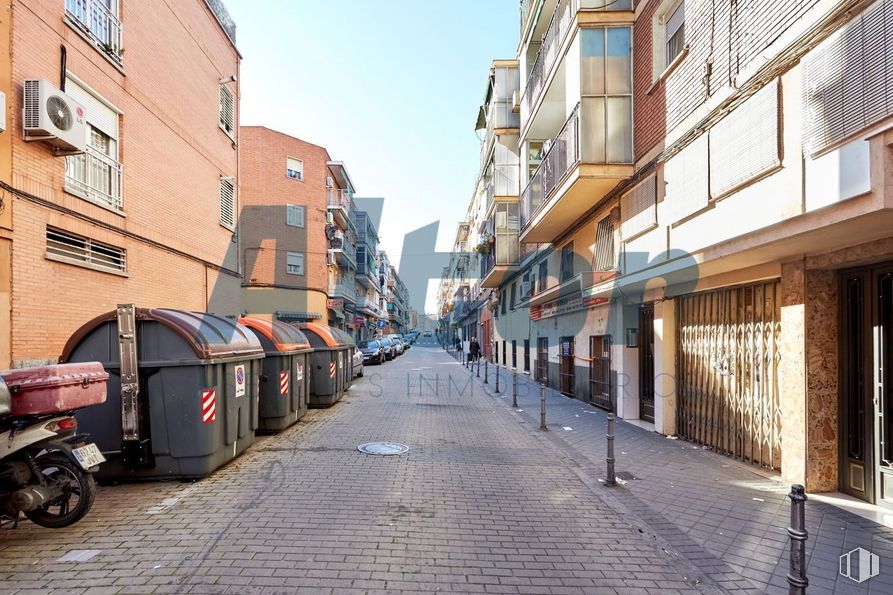 Local en venta en Calle Alberto Palacios, Villaverde, Madrid, 28021 con neumático, motocicleta, edificio, ventana, rueda, día, cielo, infraestructura, superficie de carretera y contenedor de basura alrededor