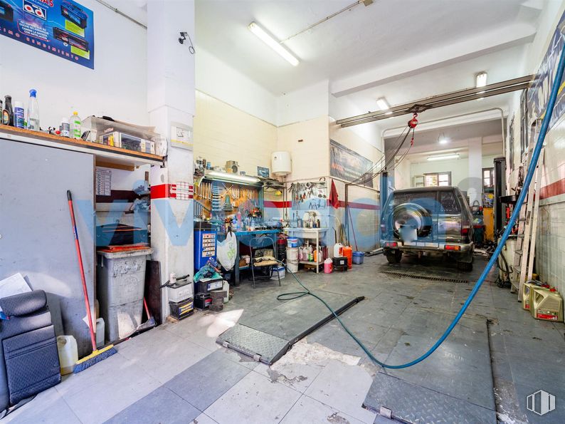 Local en venta en Calle Virgen de Nuria, Ciudad Lineal, Madrid, 28027 con coche, edificio, diseño automovilístico, suelo, vehículo de motor, suelos, vehículo, gas, máquina y ingeniería alrededor