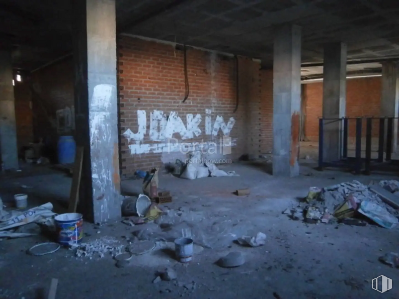 Retail for sale at Calle Agustín Rodríguez Sahagún, Ávila, 05003 with animal, tableware, flash photography, floor, wall, city, gas, building, urban area and human settlement around