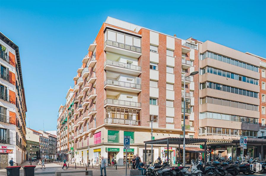 Local en venta en Zona Fuencarral, Chamberí, Madrid, 28010 con edificio, cielo, durante el día, ventana, rueda, diseño urbano, neumático, condominio, bloque de pisos y barrio alrededor