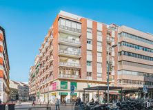 Local en venta en Zona Fuencarral, Chamberí, Madrid, 28010 con edificio, cielo, durante el día, ventana, rueda, diseño urbano, neumático, condominio, bloque de pisos y barrio alrededor