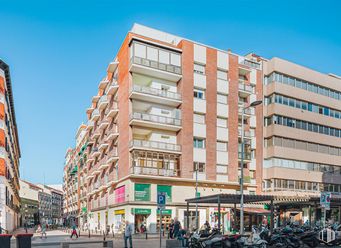 Local en venta en Zona Fuencarral, Chamberí, Madrid, 28010 con edificio, cielo, durante el día, ventana, rueda, diseño urbano, neumático, condominio, bloque de pisos y barrio alrededor