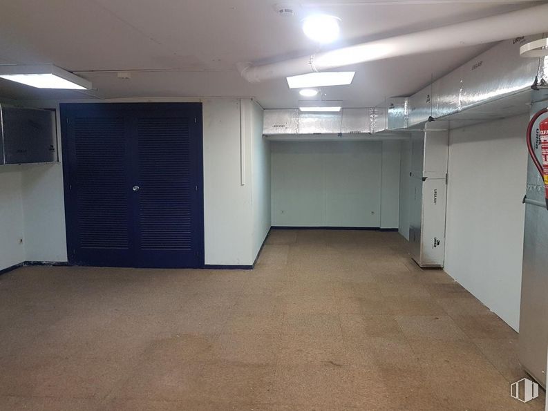 Local en venta en Avenida de Alberto Alcocer, 29, Chamartín, Madrid, 28036 con puerta, edificio, pasillo, piso, suelo, aparcamiento, sistema de alarma contra incendios, techo, evento y madera alrededor