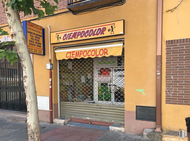 Local en venta en Avenida del Consuelo, 1, Ciempozuelos, Madrid, 28350 con persiana de la ventana, accesorio, edificio, fuente, fachada, planta, árbol, ladrillo, toldo y puerta alrededor