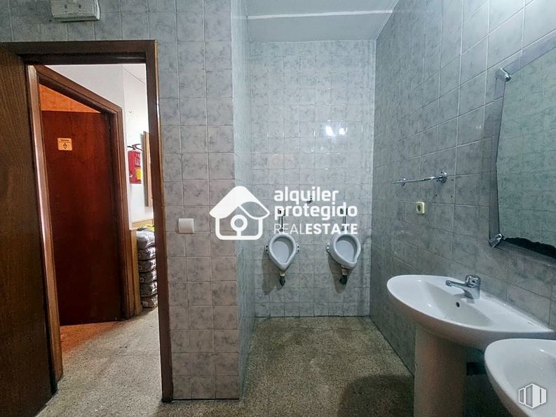 Local en alquiler en Calle Calvario, Getafe, Madrid, 28901 con fregadero, propiedad, accesorios de fontanería, grifo, espejo, cuarto de baño, accesorio, suelos, puerta y inmobiliario alrededor