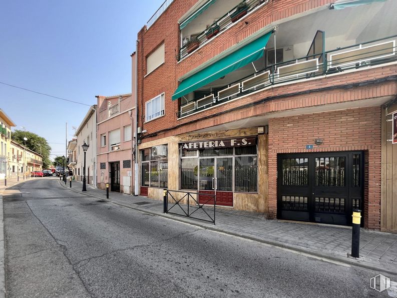 Local en venta en Calle Constitución, Daganzo de Arriba, Madrid, 28814 con edificio, mesa, ventana, cielo, superficie de la carretera, barrio, madera, asfalto, diseño urbano y acera alrededor