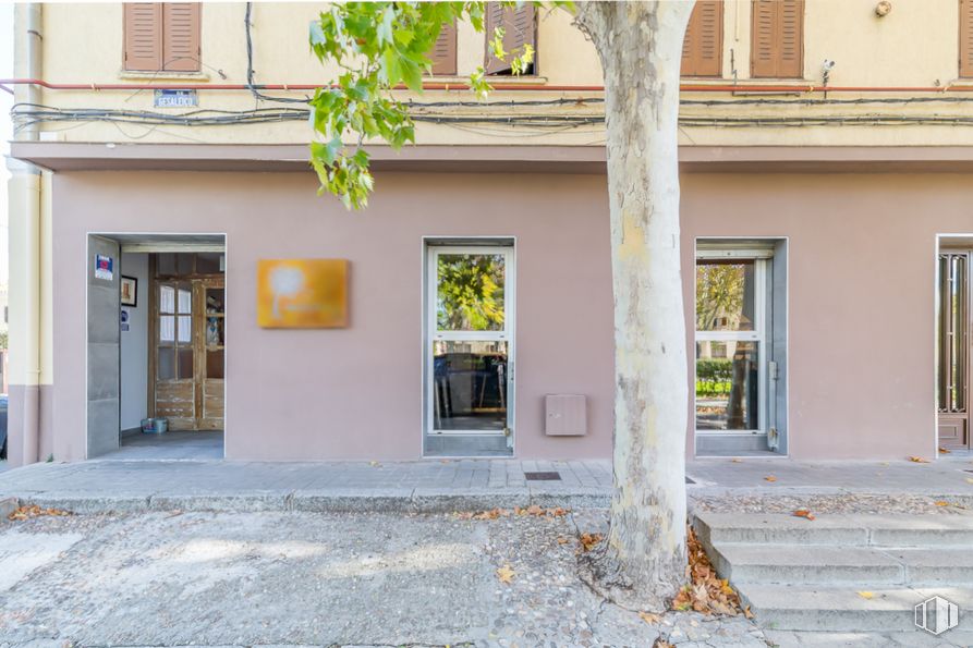 Local en alquiler en Zona Carabanchel, Carabanchel, Madrid, 28019 con ventana, edificio, accesorio, puerta, arquitectura, superficie de la carretera, madera, inmobiliario, fachada y árbol alrededor