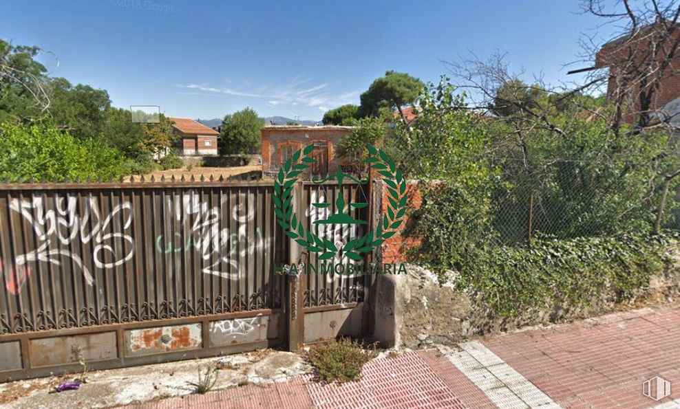 Land for sale at Calle Marcelo Martín Bravo, 18, Collado Villalba, Madrid, 28400 with house, sky, plant, property, cloud, land lot, tree, building, wall and wood around