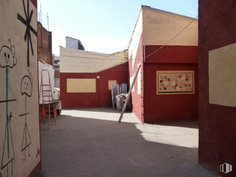 Land for sale at Calle Ramón y Cajal, Fuensalida, Toledo, 45510 with house, sky, architecture, road surface, real estate, shade, facade, landscape, asphalt and city around