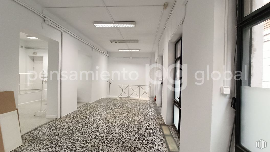 Retail for rent at Calle Olid, 5, Chamberí, Madrid, 28010 with light fixture, lighting, flooring, floor, ceiling, interior design, composite material, tile flooring, glass and tile around