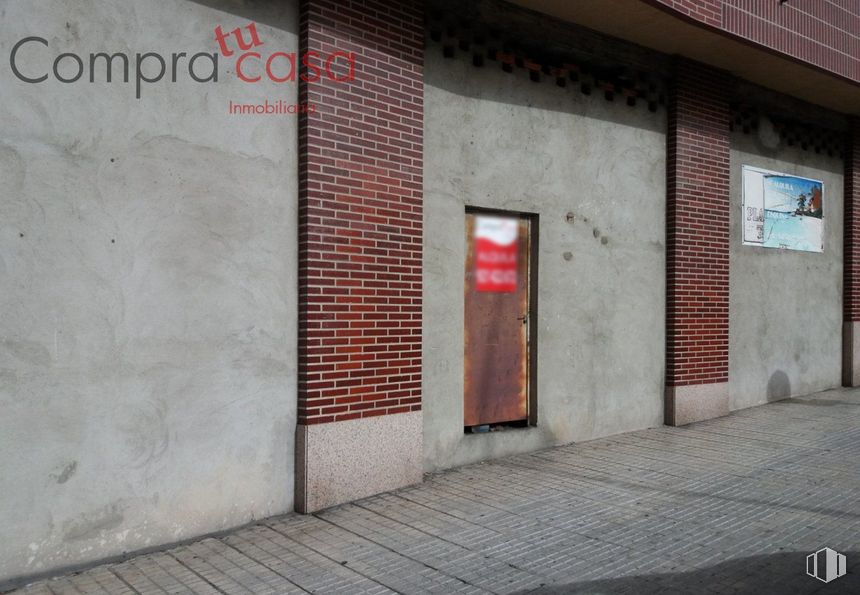 Local en alquiler en Zona José Zorrilla, Segovia, 40006 con puerta, ventana, ladrillo, albañilería, superficie de la carretera, madera, fachada, acera, fuente y material de construcción alrededor