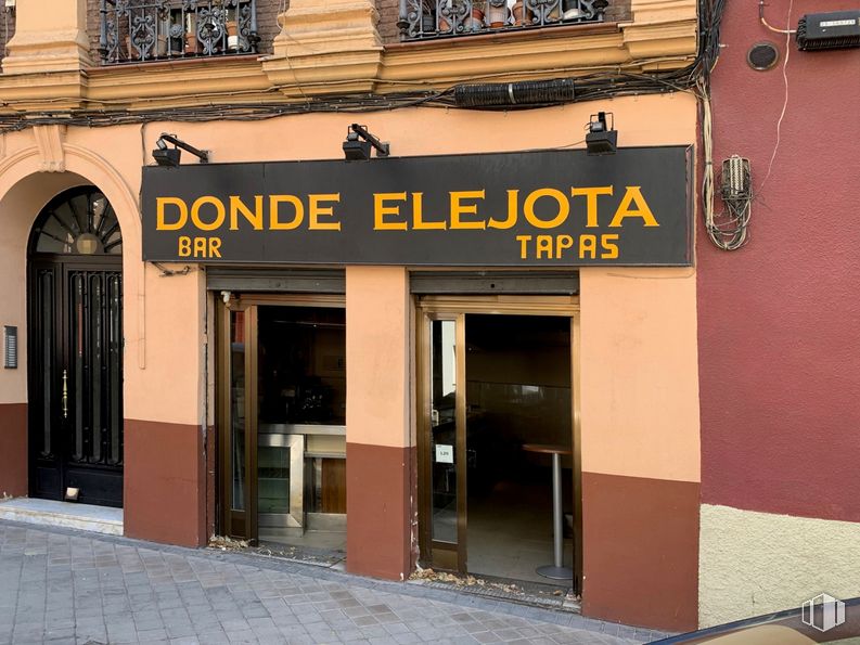 Local en venta en Calle Cartagena, Salamanca, Madrid, 28028 con puerta, propiedad, accesorio, edificio, fuente, barrio, ventana, fachada, señalización y ciudad alrededor