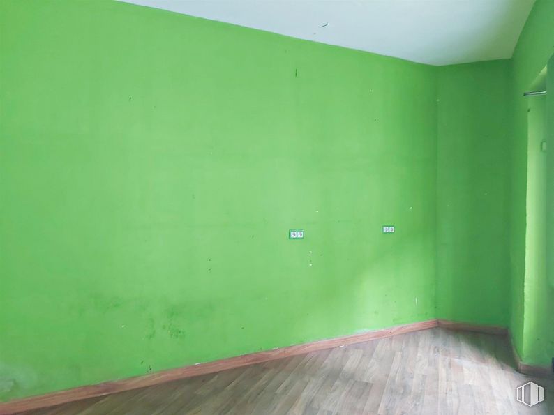 Retail for rent at Calle Valenciana, San Ildefonso, Segovia, 40100 with green, paint, rectangle, wood, flooring, composite material, tints and shades, hardwood, wood stain and concrete around