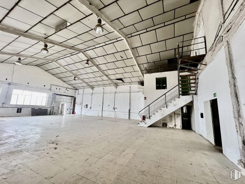 Industrial for rent at Camino Cementerio, Ávila, 05004 with window, hall, fixture, building, floor, flooring, ceiling, wood, composite material and symmetry around