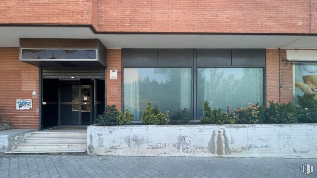 Retail for sale at Barrio Retiro, Retiro, Madrid, 28009 with door, window, building, plant, fixture, brick, road surface, wood, real estate and residential area around