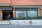 Retail for sale at Barrio Retiro, Retiro, Madrid, 28009 with door, window, building, plant, fixture, brick, road surface, wood, real estate and residential area around