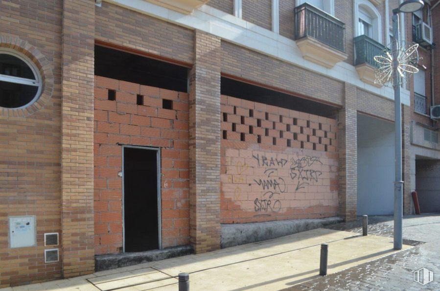 Retail for rent at Calle Real, Las Rozas de Madrid, Madrid, 28230 with window, building, wood, door, brick, brickwork, neighbourhood, real estate, residential area and facade around