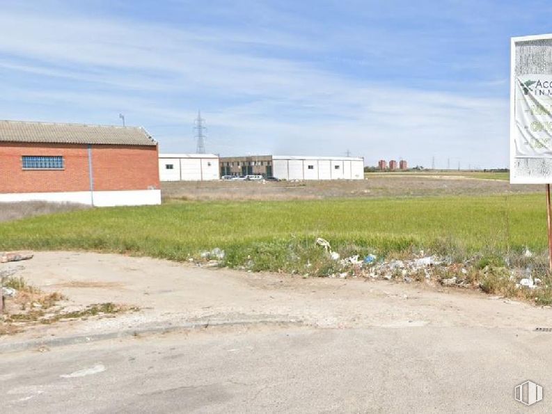 Land for sale at Calle Río Manzanares, 61, Humanes de Madrid, Madrid, 28970 with house, sky, cloud, ecoregion, plant, land lot, asphalt, grass, plain and tree around