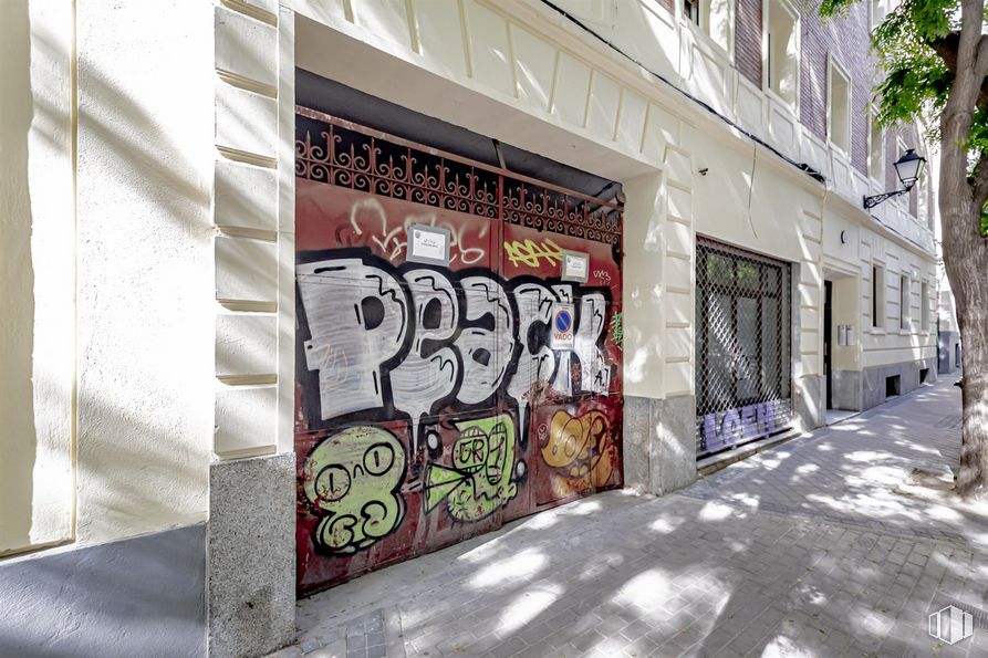 Retail for rent at Calle Divino Vallés, 14, Arganzuela, Madrid, 28045 with building, window, art, house, tree, graffiti, facade, tints and shades, urban design and font around