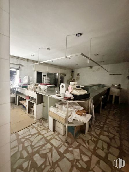 Retail for sale at Calle Santa Teresa, El Hoyo de Pinares, Ávila, 05250 with light fixture, lighting, furniture, table, interior design, building, floor, flooring, kitchen and desk around