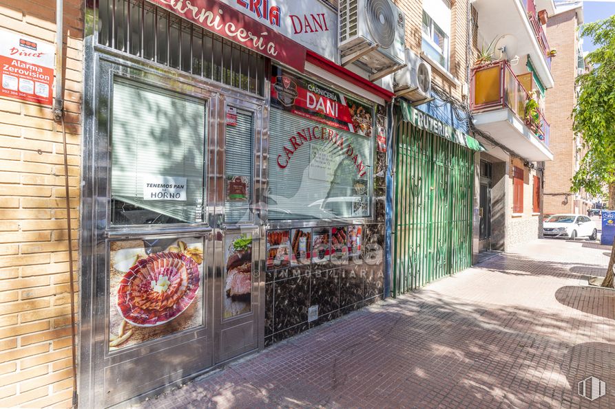 Retail for sale at Zona centro, Alcalá de Henares, Madrid, 28805 with car, food, building, window, architecture, road, sidewalk, city, facade and wheel around