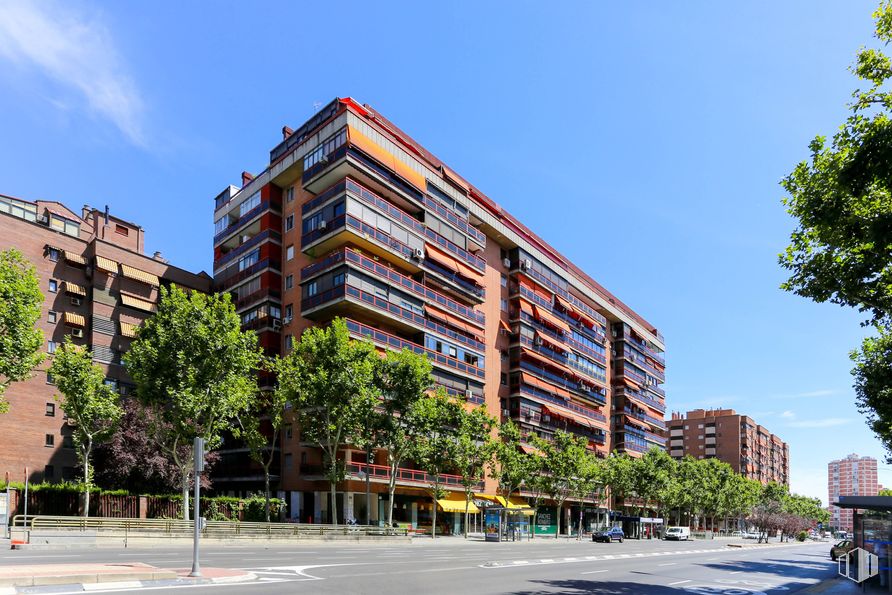 Retail for rent at Calle Corazón de María, Chamartín, Madrid, 28002 with building, apartment, city, urban area, residential area, neighbourhood, facade, condominium, metropolitan area and high-rise building around