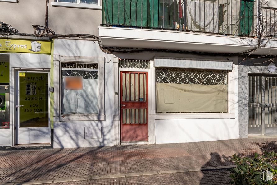 Local en alquiler en Avenida Doctor Marañon, 3, Alcalá de Henares, Madrid, 28806 con puerta, ventana, durante el día, propiedad, planta, accesorio, arquitectura, madera, barrio y edificio alrededor