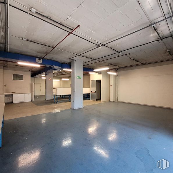 Industrial for sale at Calle María Tubau, Fuencarral - El Pardo, Madrid, 28050 with flooring, floor, ceiling, composite material, fluorescent lamp, parking lot, hall, parking, silver and tile flooring around