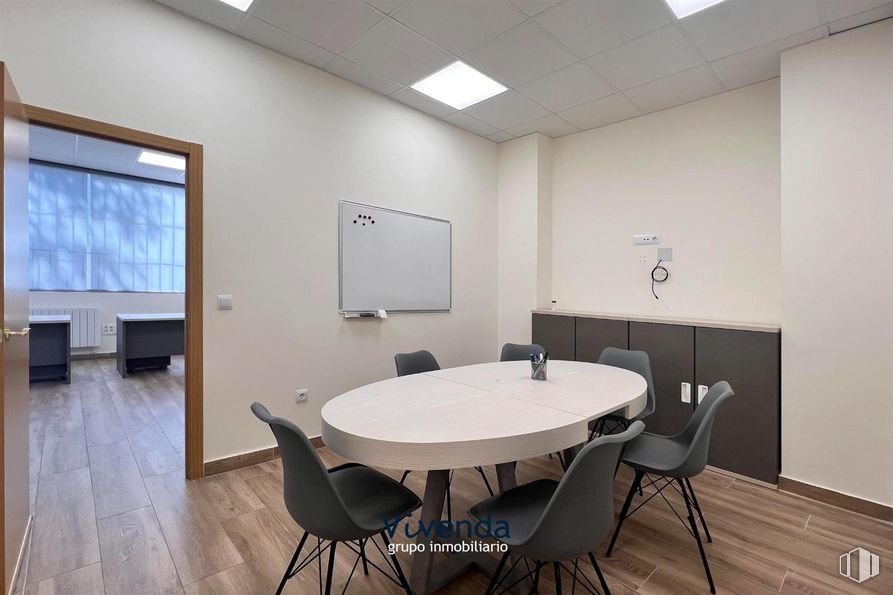 Local en venta en Zona ayuntamiento, Humanes de Madrid, Madrid, 28970 con silla, pizarra, lámpara, mesa, mesa, mueble, madera, interiorismo, edificio y suelos alrededor