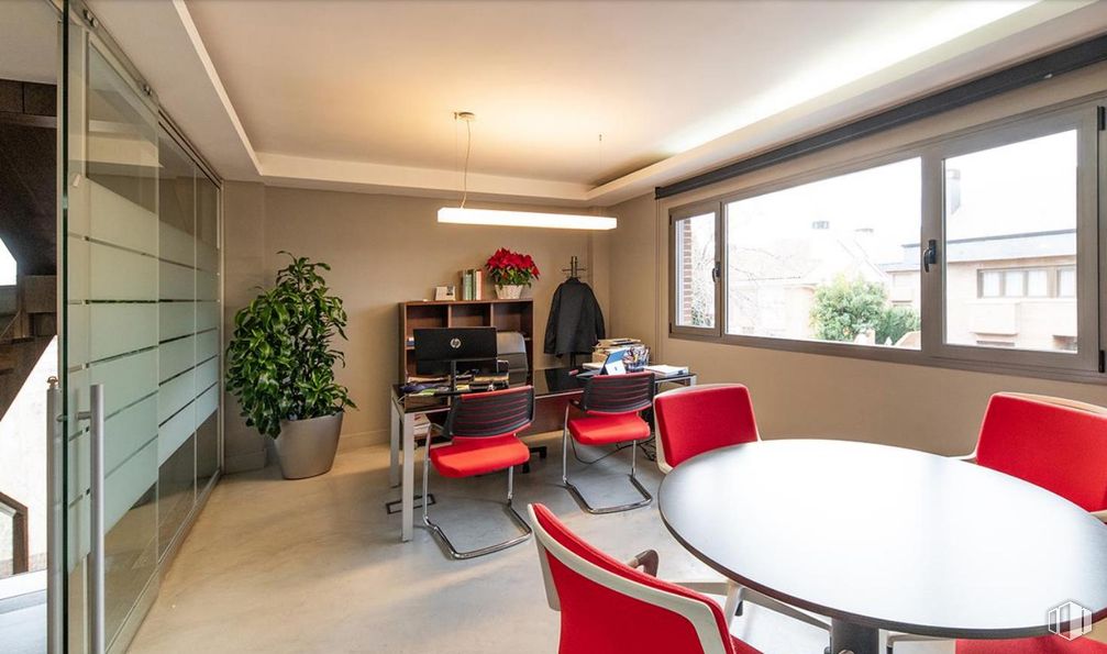 Office for sale at Zona El Plantío, Moncloa - Aravaca, Madrid, 28023 with chair, houseplant, window, furniture, interior design, table, flooring, ceiling, floor and desk around