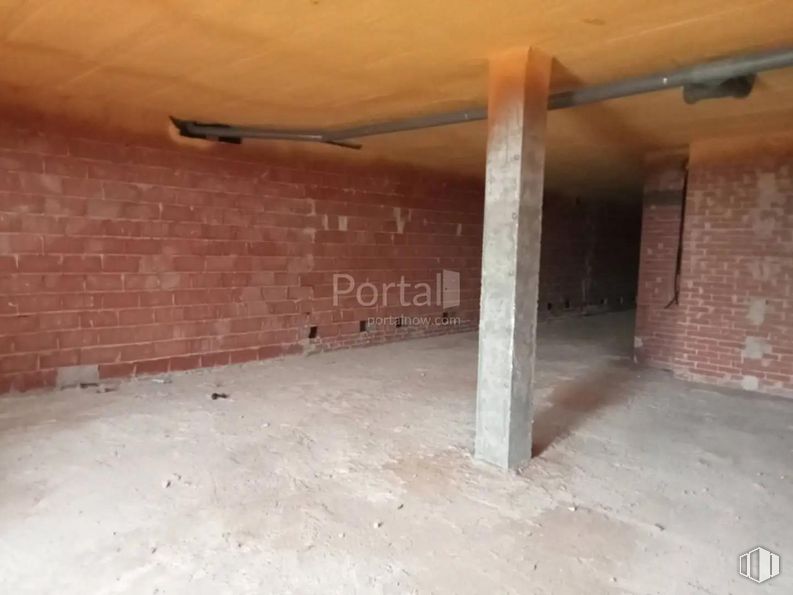 Retail for sale at Calle Dulcinea, Recas, Toledo, 45211 with lighting, wood, flooring, floor, brickwork, building material, brick, hardwood, composite material and tints and shades around