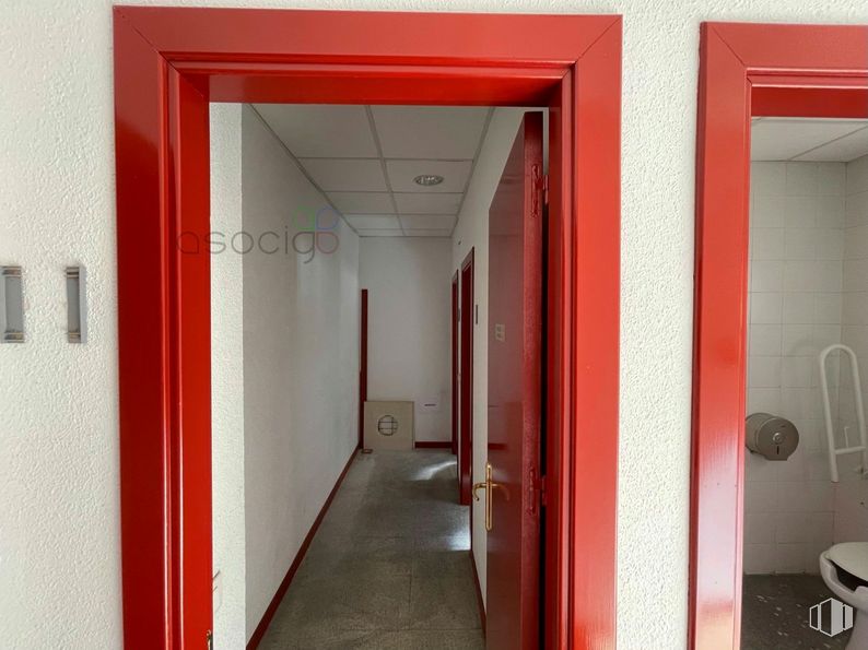 Retail for rent at Avenida Ejército, Guadalajara, 19004 with property, fixture, building, interior design, floor, flooring, material property, wood, door and house around