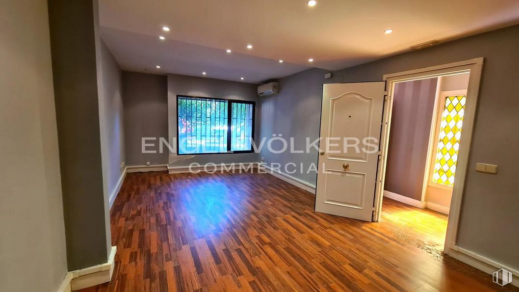 Local en venta en Calle Escudo, Las Rozas de Madrid, Madrid, 28230 con ventana, puerta, accesorio, madera, hall, suelos, suelo, tinte para madera, suelo laminado y inmobiliario alrededor