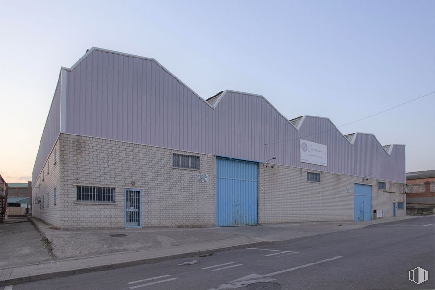 Nave en alquiler en Calle Guadalquivir, 7, Fuenlabrada, Madrid, 28947 con cielo, edificio, ventana, asfalto, fachada, superficie de la carretera, edificio comercial, diseño urbano, ciudad y carretera alrededor