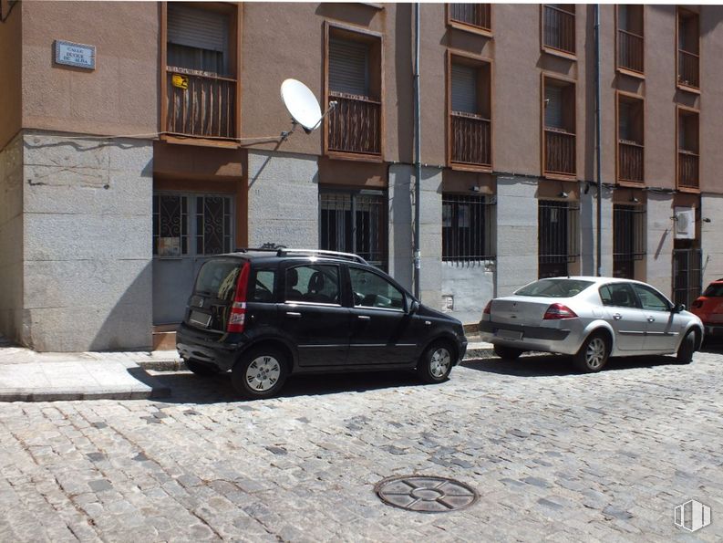 Retail for sale at Zona Centro, San Lorenzo de El Escorial, Madrid, 28200 with car, tire, building, wheel, automotive parking light, land vehicle, vehicle, window, vehicle registration plate and automotive tire around