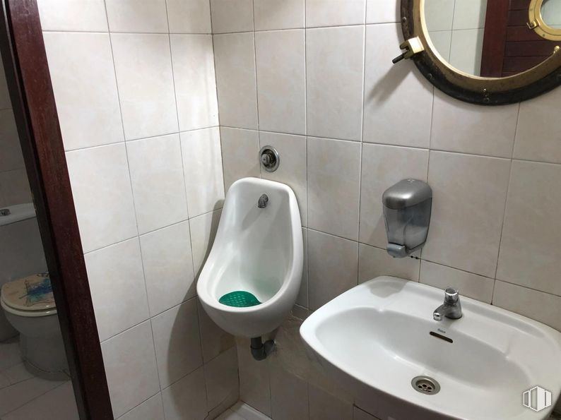 Retail for rent at Calle Alcala, Salamanca, Madrid, 28028 with sink, toilet, mirror, bathroom, plumbing fixture, flooring, plumbing, bathroom sink, tile and floor around