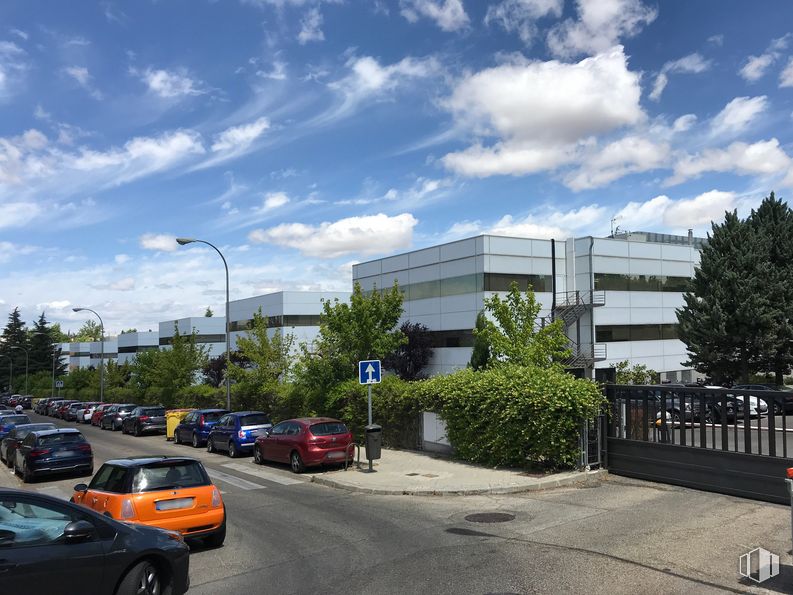 Oficina en alquiler en Edificio E, Calle Ochandiano, 10, Moncloa - Aravaca, Madrid, 28023 con coche, edificio, luz de la calle, planta, nube, luz de estacionamiento automotriz, cielo, propiedad, vehículo, neumático y rueda alrededor