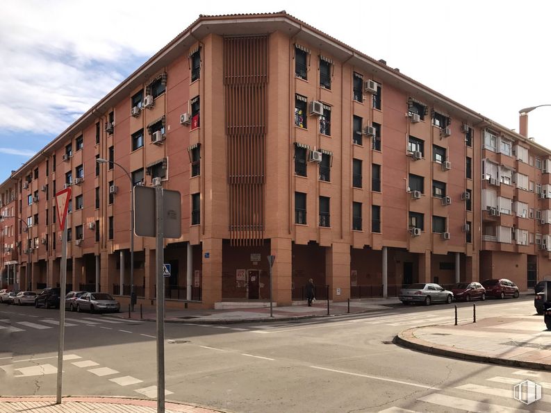 Local en alquiler y venta en Calle Fuendetodos, Fuenlabrada, Madrid, 28944 con edificio, cielo, propiedad, ventana, coche, rueda, diseño urbano, condominio, nube y edificio comercial alrededor