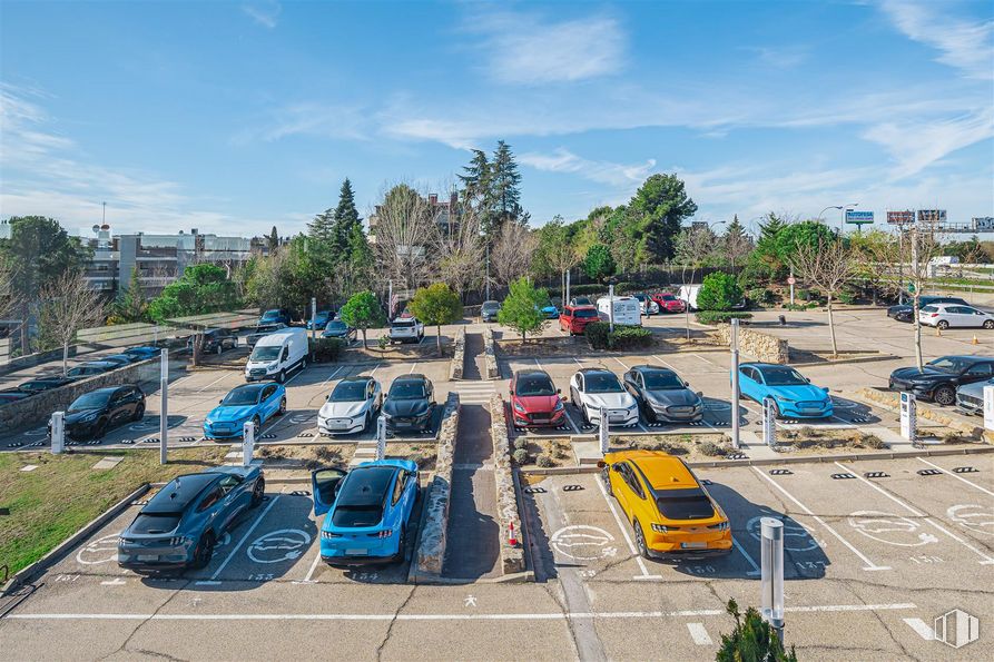 Oficina en alquiler en Miniparc IV, Calle Caléndula, 13, Alcobendas, Madrid, 28100 con vehículo de juguete, nube, coche, cielo, vehículo, vehículo de motor, planta, árbol, asfalto y modo de transporte alrededor