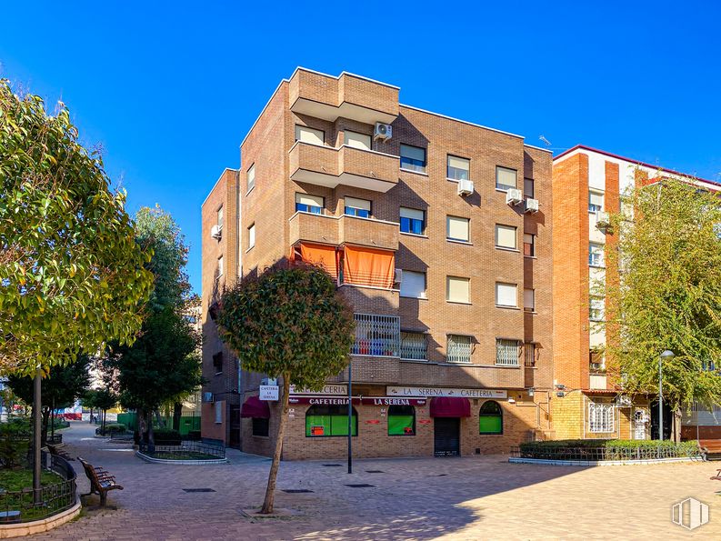 Retail for sale at Calle Núñez De Balboa, 12, Leganés, Madrid, 28911 with building, sky, plant, window, tree, urban design, condominium, tower block, road surface and wall around