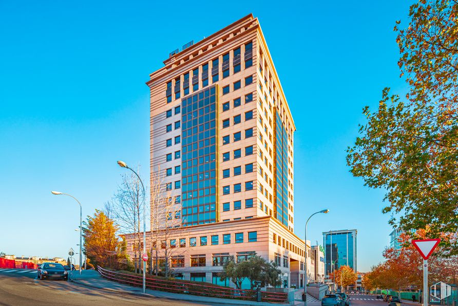 Office for rent at Torre Ombú, Calle Ombú, 3, Arganzuela, Madrid, 28045 with building, street light, sky, skyscraper, blue, nature, infrastructure, tree, urban design and plant around