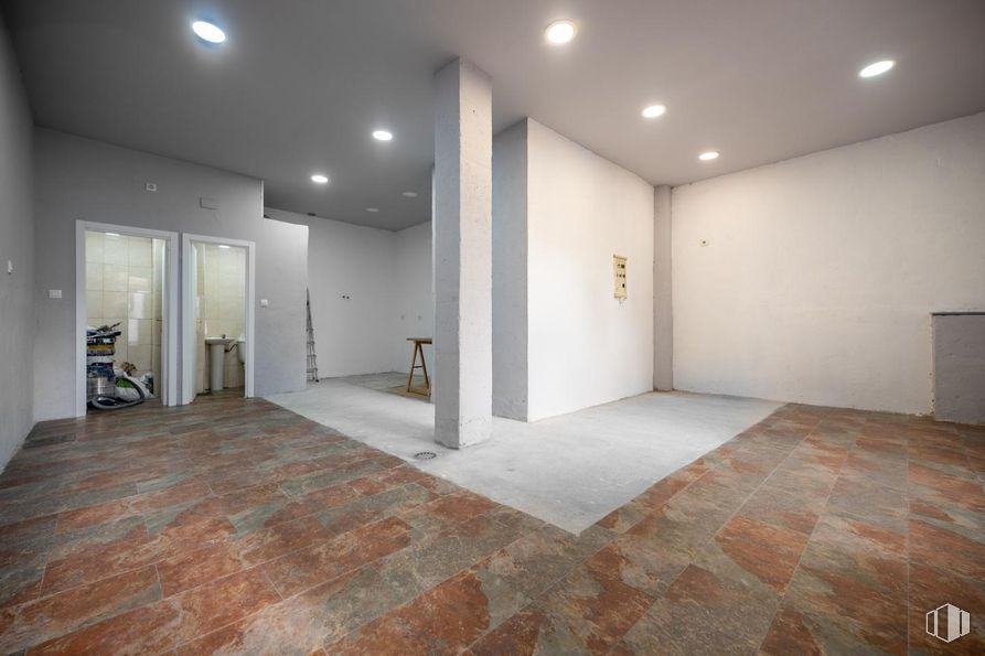 Retail for sale at Calle Virgen de las Fuentes, Ávila, 05005 with flooring, wall, floor, ceiling, composite material, concrete, tile flooring, building material, plaster and paint around