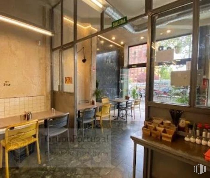 Retail for rent at Zona Almenara, Tetuán, Madrid, 28046 with chair, table, furniture, property, plant, wood, interior design, fixture, houseplant and wall around