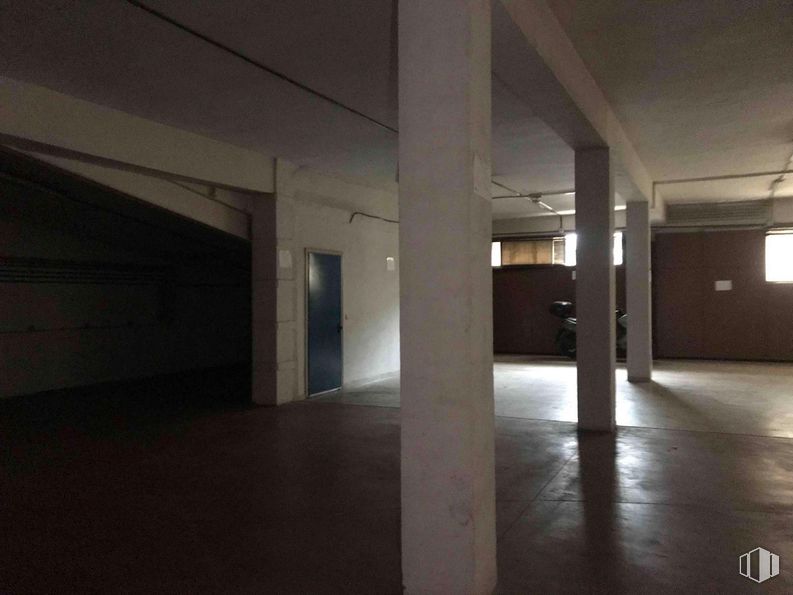 Nave en alquiler y venta en Zona empresarial, San Blas - Canillejas, Madrid, 28037 con puerta, madera, interiorismo, suelos, hall, suelo, tintes y matices, accesorio, material compuesto y hormigón alrededor