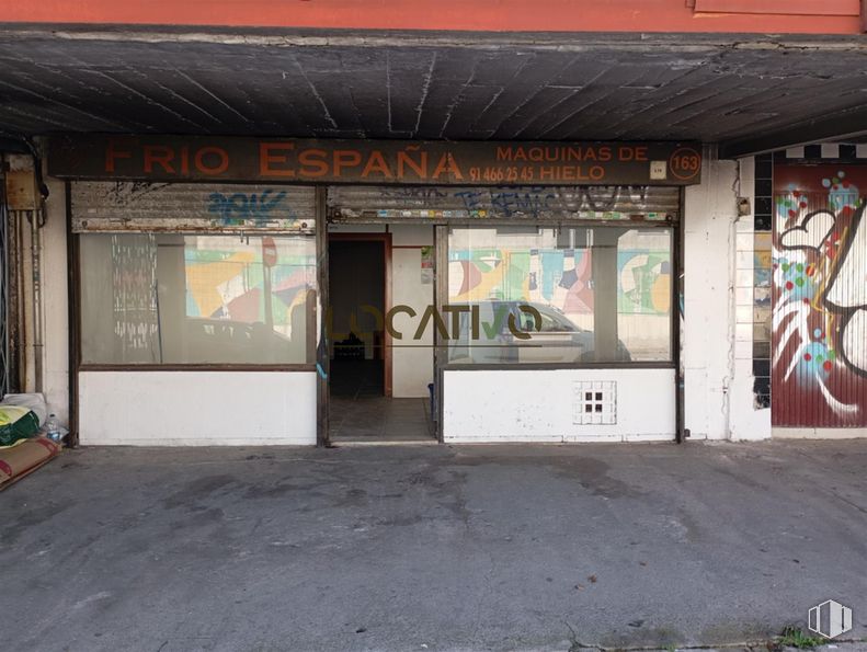 Local en venta en Calle Gallur, La Latina, Madrid, 28047 con pared, gas, fachada, tintes y matices, arte, carretera, ciudad, asfalto, hormigón y sombra alrededor