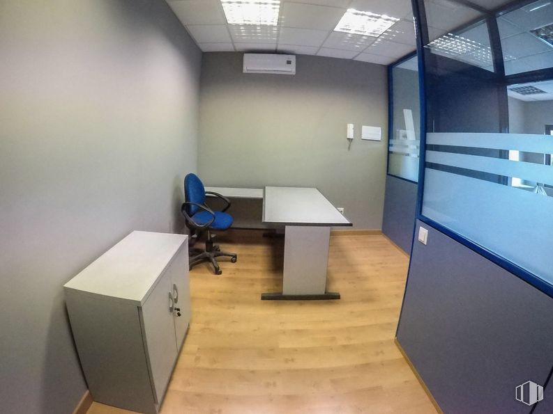 Office for rent at Calle Ramón y Cajal, 90, Arroyomolinos, Madrid, 28939 with chair, table, furniture, desk, interior design, computer desk, architecture, office chair, flooring, floor and wood around