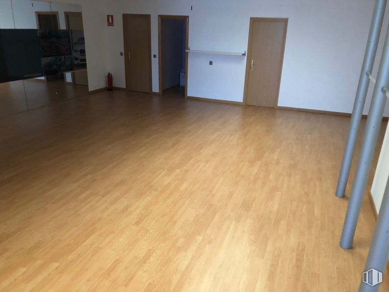 Nave en venta en Carretera Ajalvir, 1, Alcalá de Henares, Madrid, 28806 con marrón, accesorio, madera, suelo, puerta, tinte para madera, barniz, suelos laminados, madera y tablón alrededor