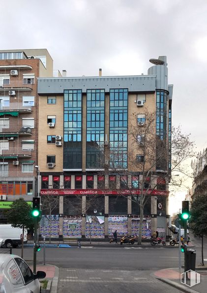 Oficina en alquiler en Calle Bravo Murillo, 158, Tetuán, Madrid, 28020 con edificio, ventana, arquitectura, diseño urbano, condominio, ladrillo, bloque de pisos, línea, vecindario y pared alrededor