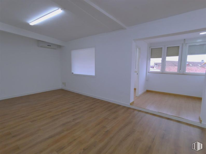 Office for rent at Calle Gran Vía, 28, Majadahonda, Madrid, 28220 with window, light fixture, lighting, flooring, floor, wood flooring, wood, ceiling, interior design and laminate flooring around