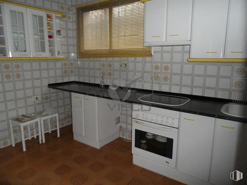 Industrial for sale at Avenida Rey Juan Carlos I, Cuenca, 16004 with window blind, sink, stool, cabinetry, home appliance, kitchen sink, property, window, countertop and kitchen around